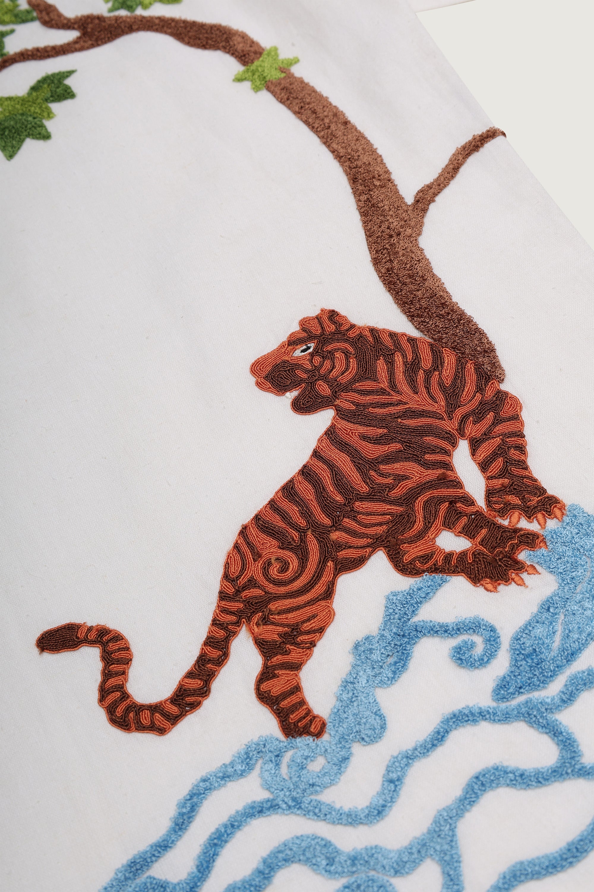 "Eye of the tiger" embroidered shirt