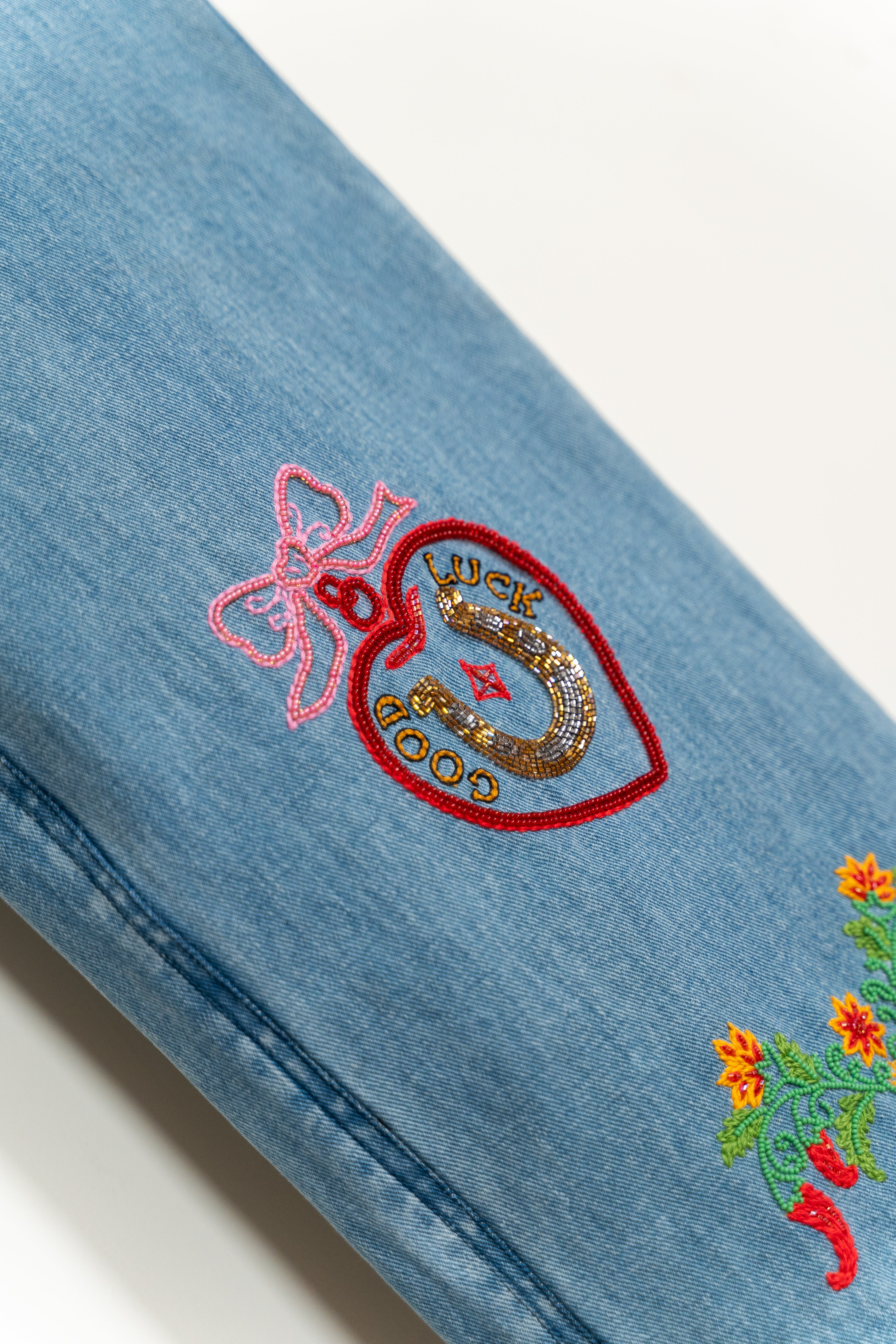 "Le scrapbook" hand embroidered straight fit jeans