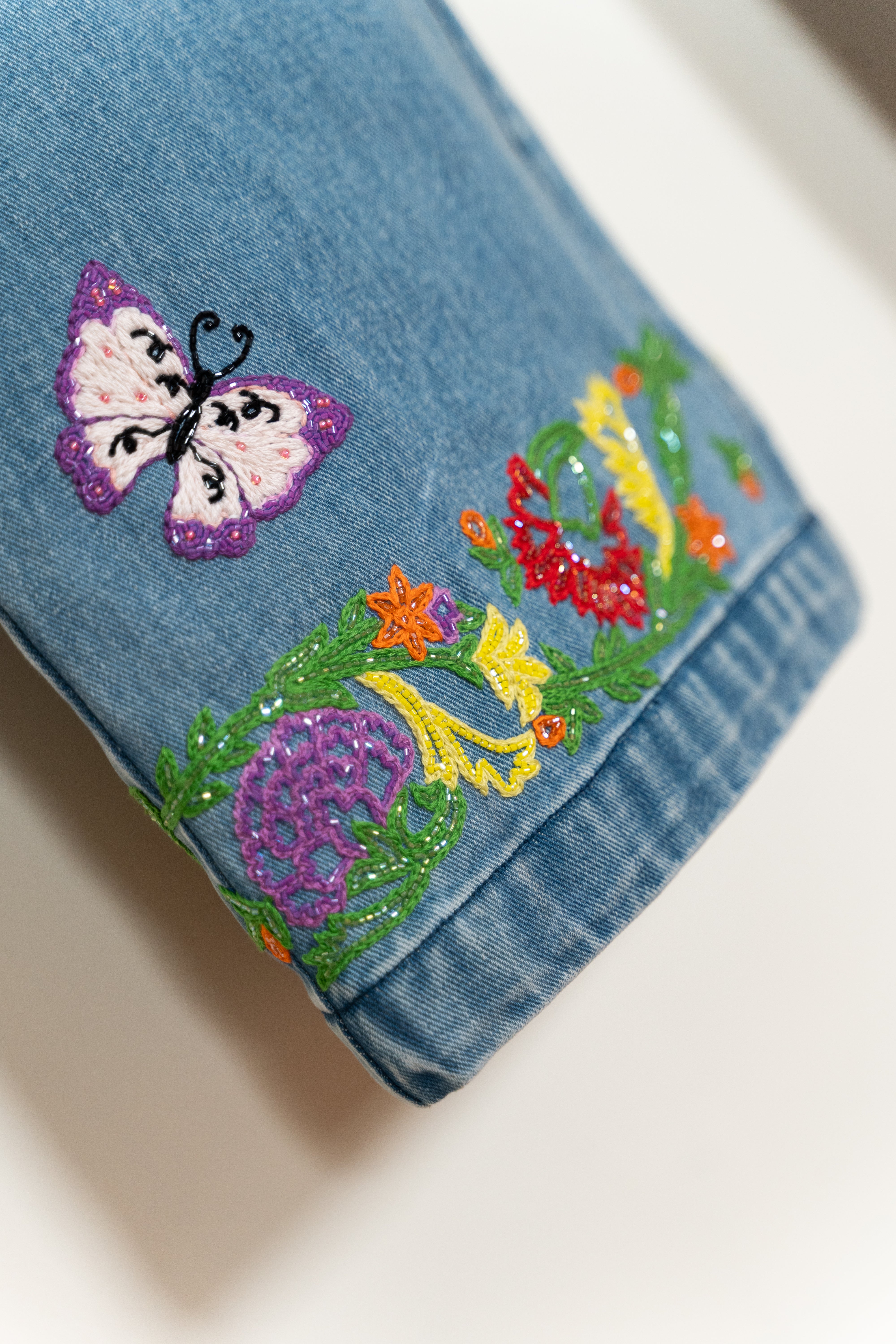 "Le scrapbook" hand embroidered straight fit jeans