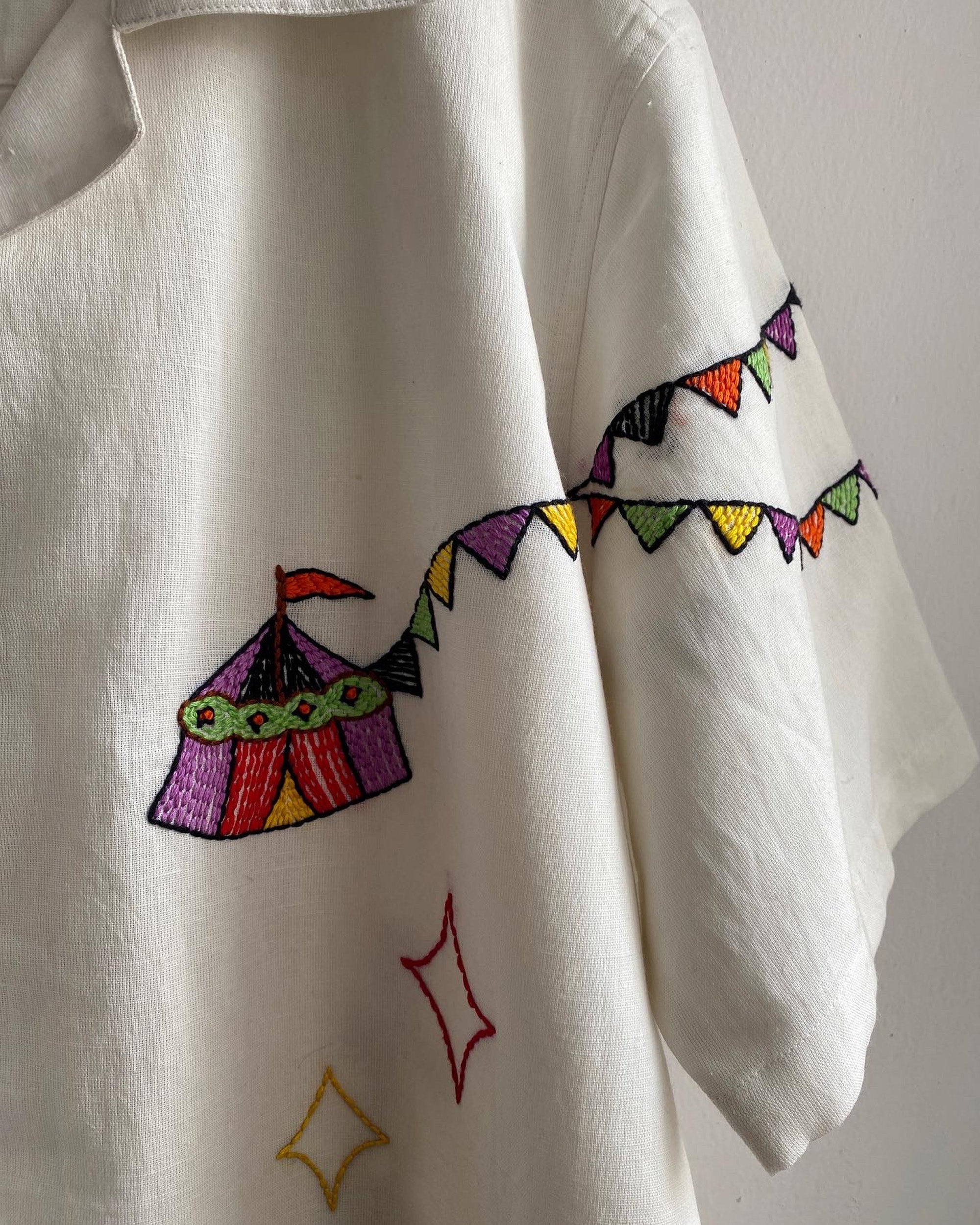 “Le carnaval” embroidered shirt.