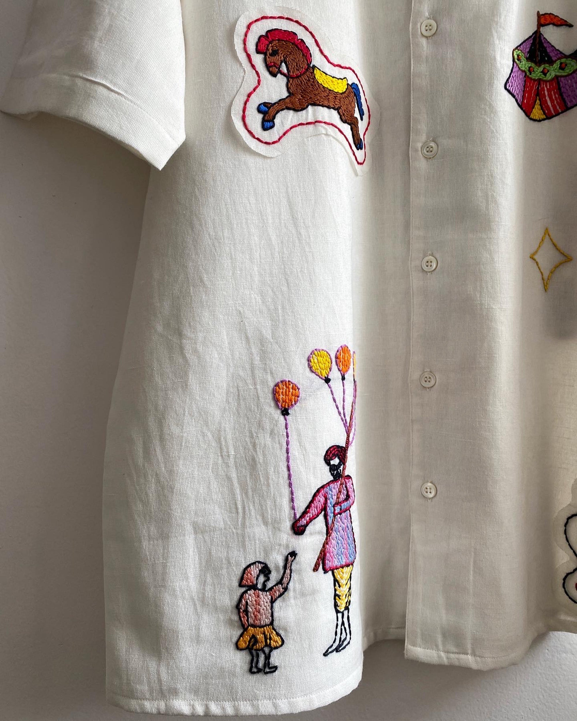 “Le carnaval” embroidered shirt.