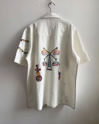 “Le carnaval” embroidered shirt.