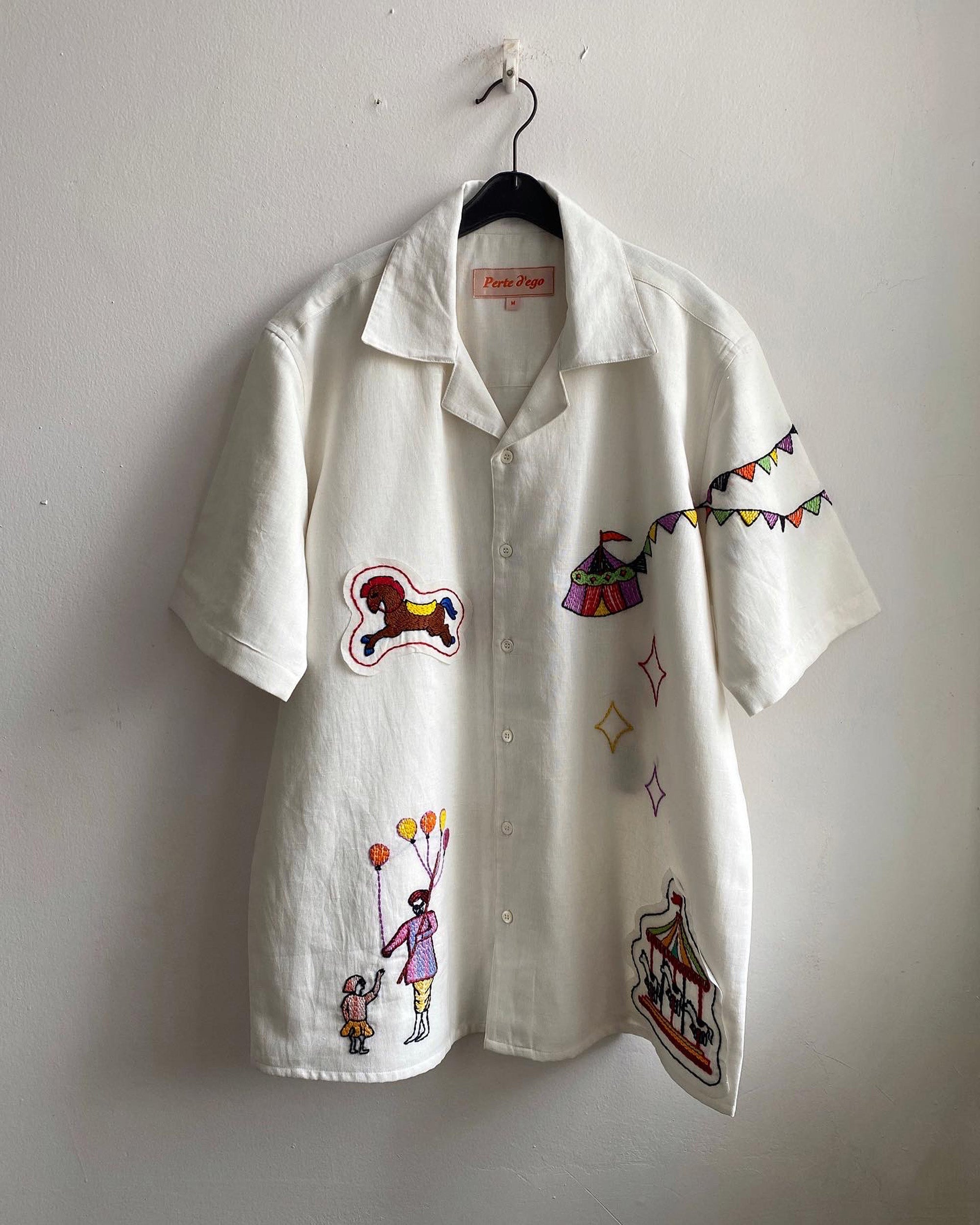 “Le carnaval” embroidered shirt.