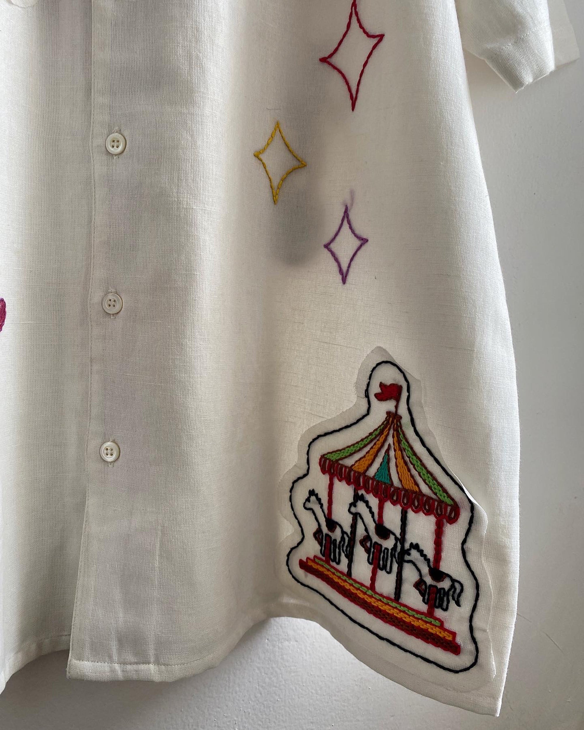 “Le carnaval” embroidered shirt.