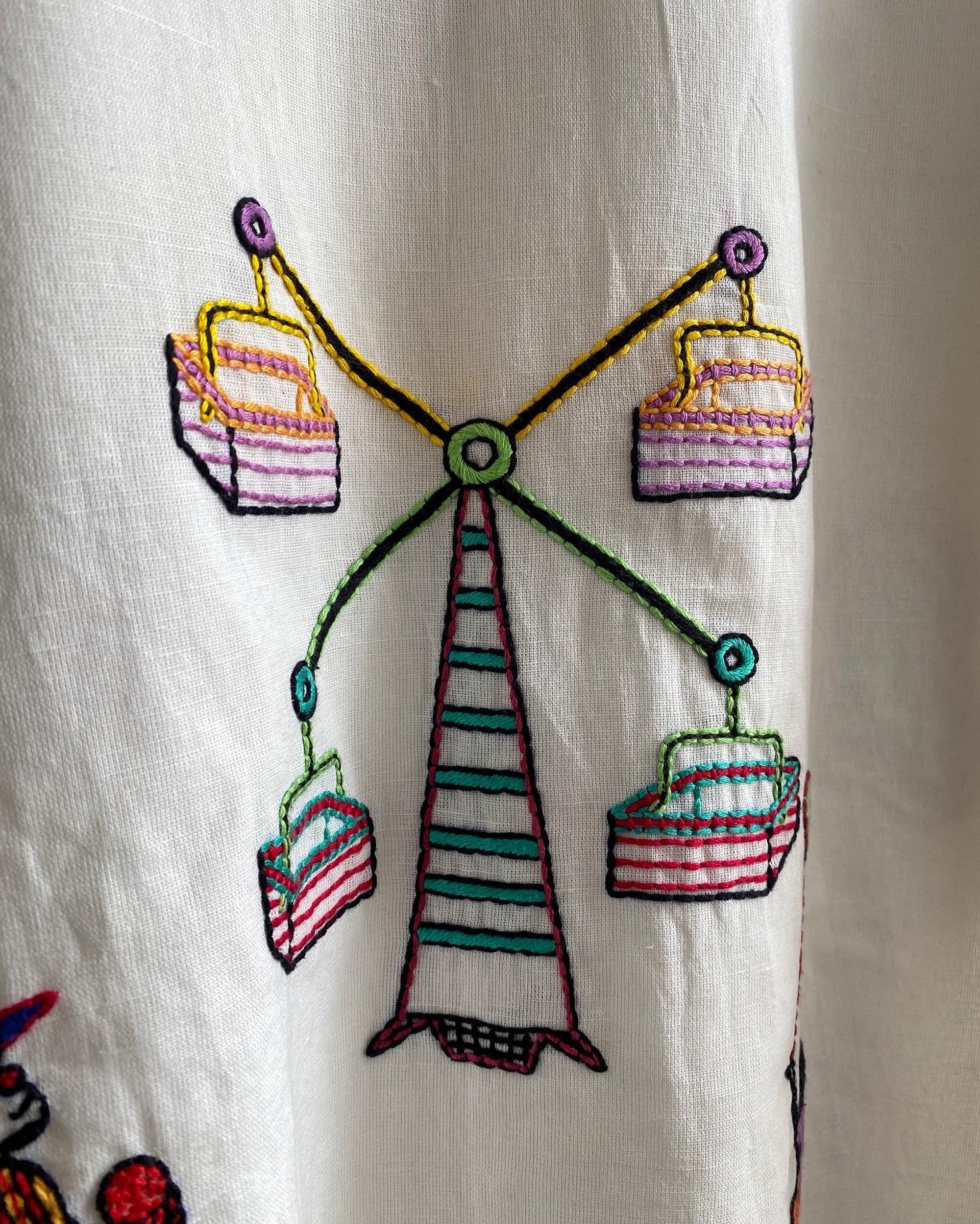 “Le carnaval” embroidered shirt.